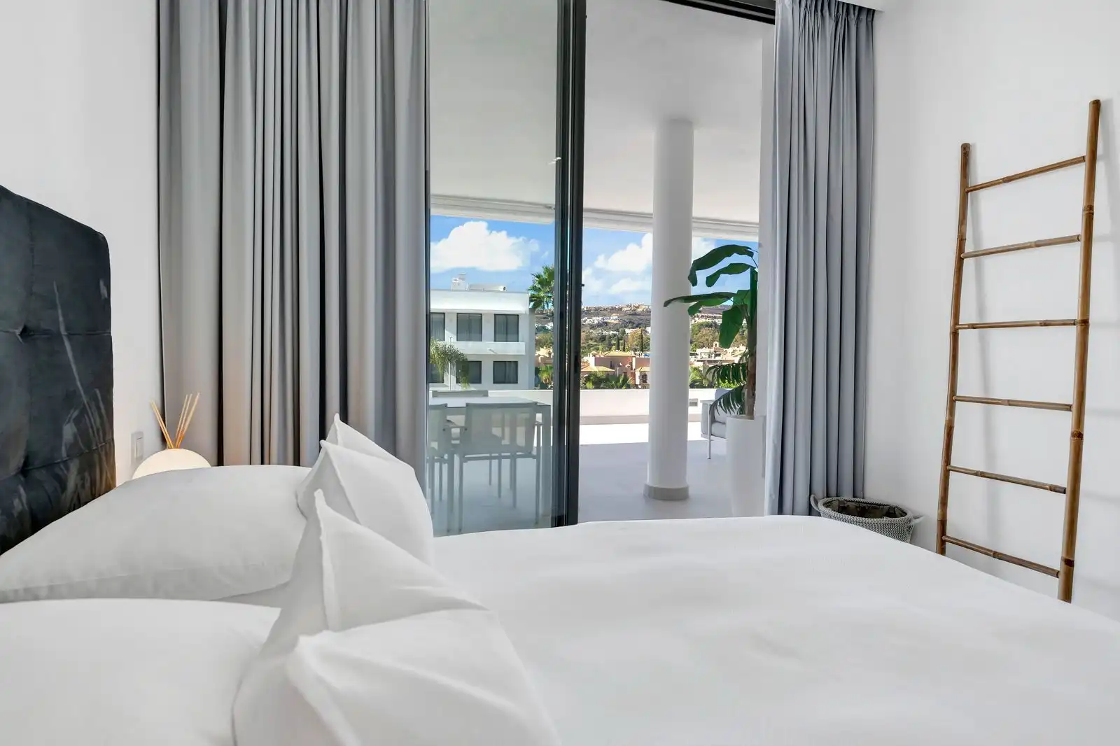 Habitación de Apartamento en venta en Estepona con Terraza, Trastero y Amueblado