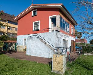 Vista exterior de Casa o xalet en venda en Castrillón amb Calefacció, Jardí privat i Terrassa