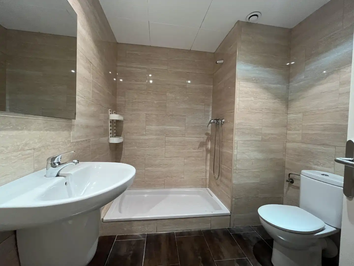 Badezimmer von Wohnung zum Verkauf in Girona mit Heizung und Parkett