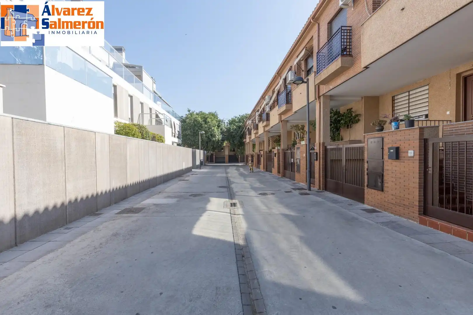 Außenansicht von Einfamilien-Reihenhaus zum Verkauf in Armilla mit Heizung