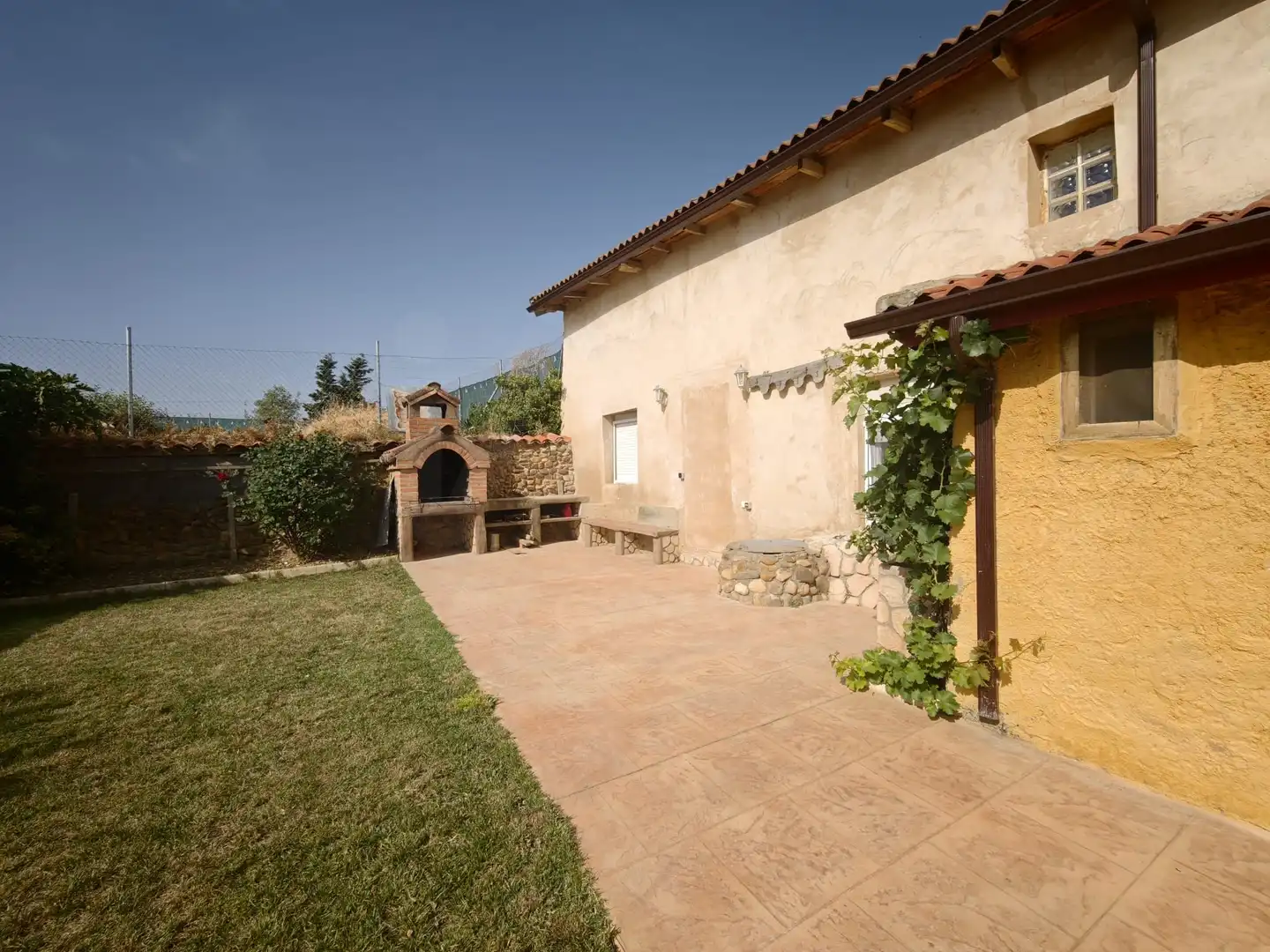 Vista exterior de Finca rústica en venda en Matadeón de los Oteros amb Calefacció