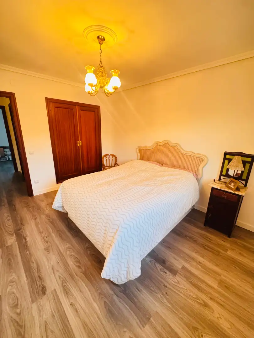 Habitación de Casa adosada en venta en Laguna de Duero con Calefacción, Jardín privado y Parquet