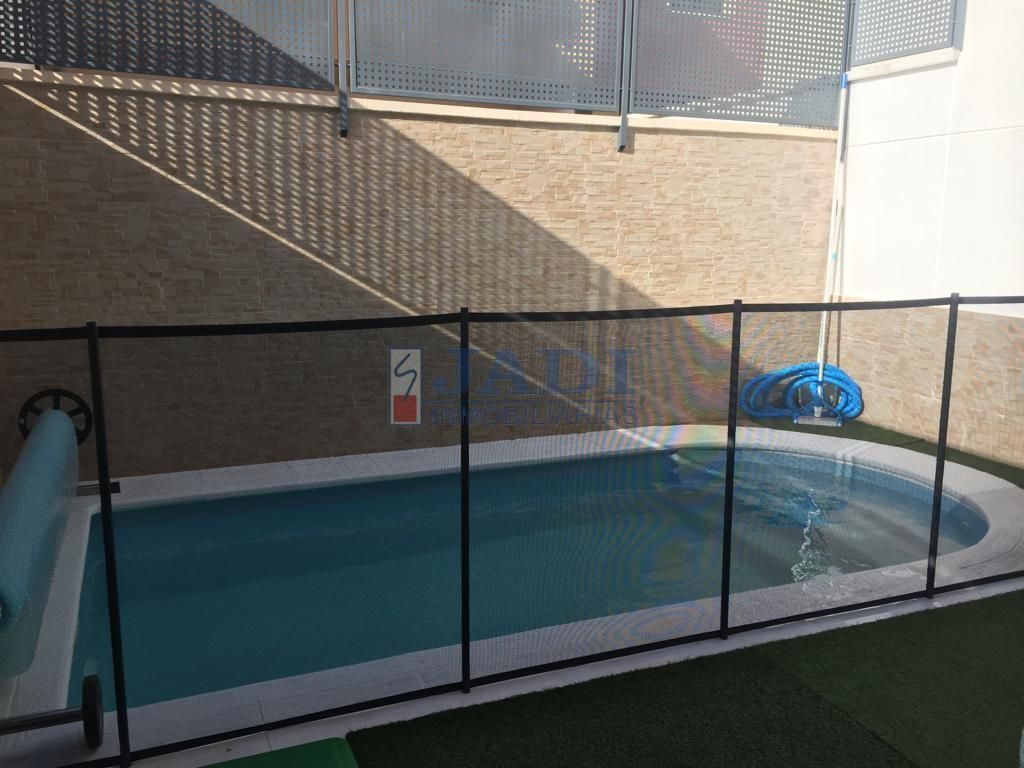 Piscina de Casa adosada en venda en Valdepeñas amb Aire condicionat, Calefacció i Piscina