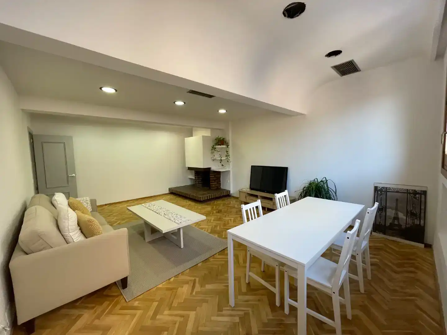 Wohnzimmer von Dachboden zur Miete in  Toledo Capital mit Klimaanlage