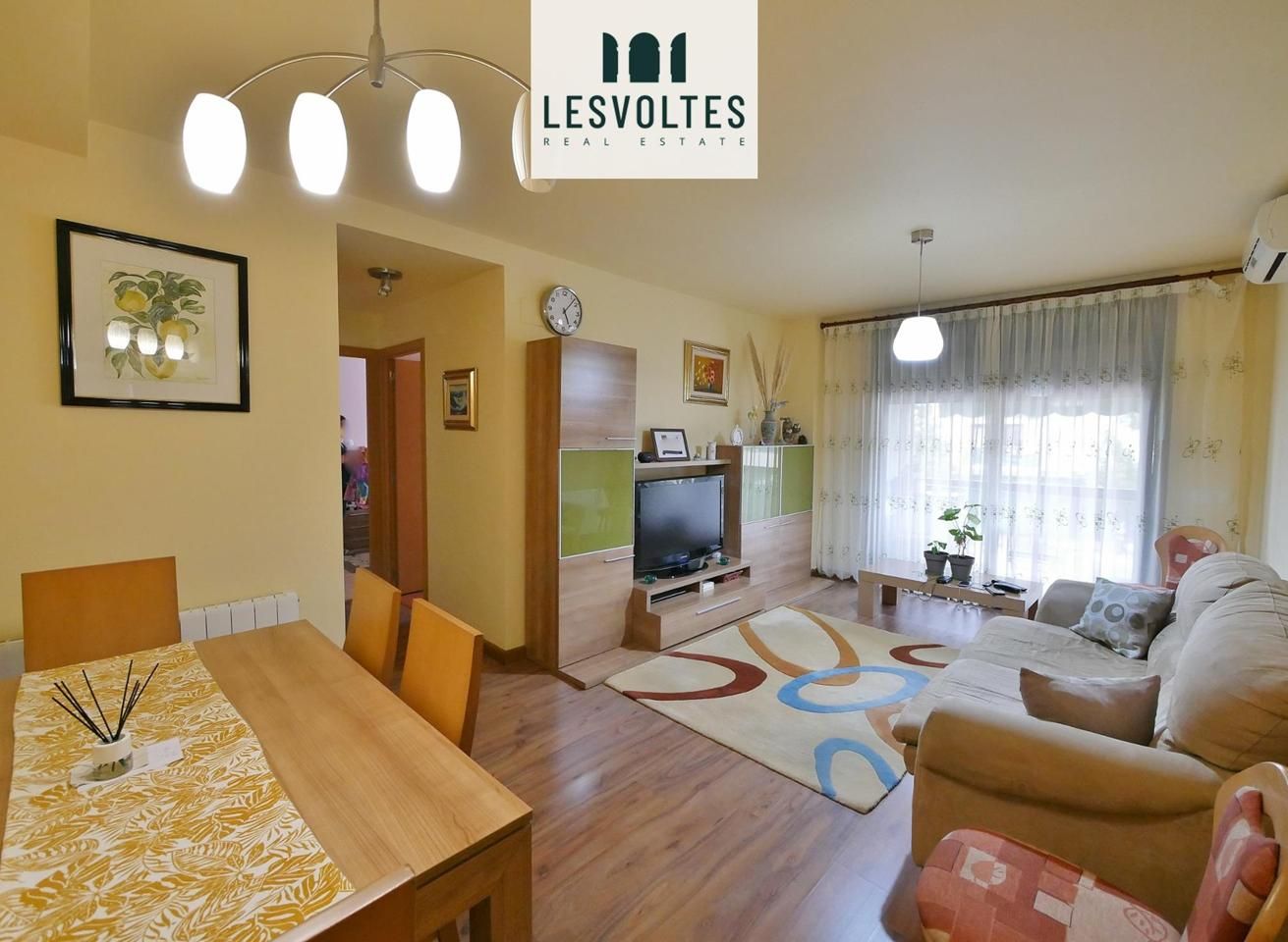 Living room of Flat for sale in La Bisbal d'Empordà  with Air Conditioner, Heating and Parquet flooring