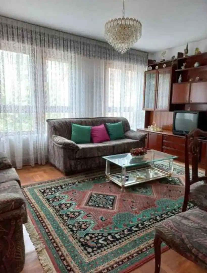 Sala d'estar de Pis en venda en Villarcayo de Merindad de Castilla la Vieja amb Calefacció, Traster i Moblat