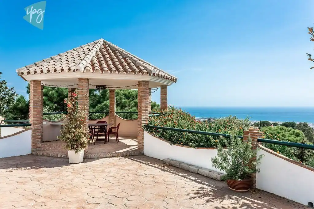 Terrassa de Casa o xalet en venda en Estepona amb Aire condicionat, Calefacció i Jardí privat