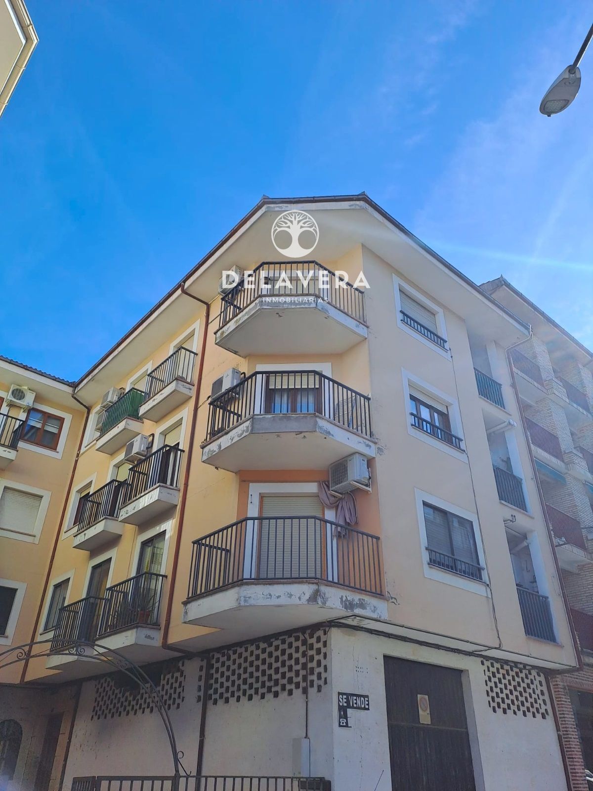 Vista exterior de Pis en venda en Candeleda amb Calefacció, Terrassa i Moblat