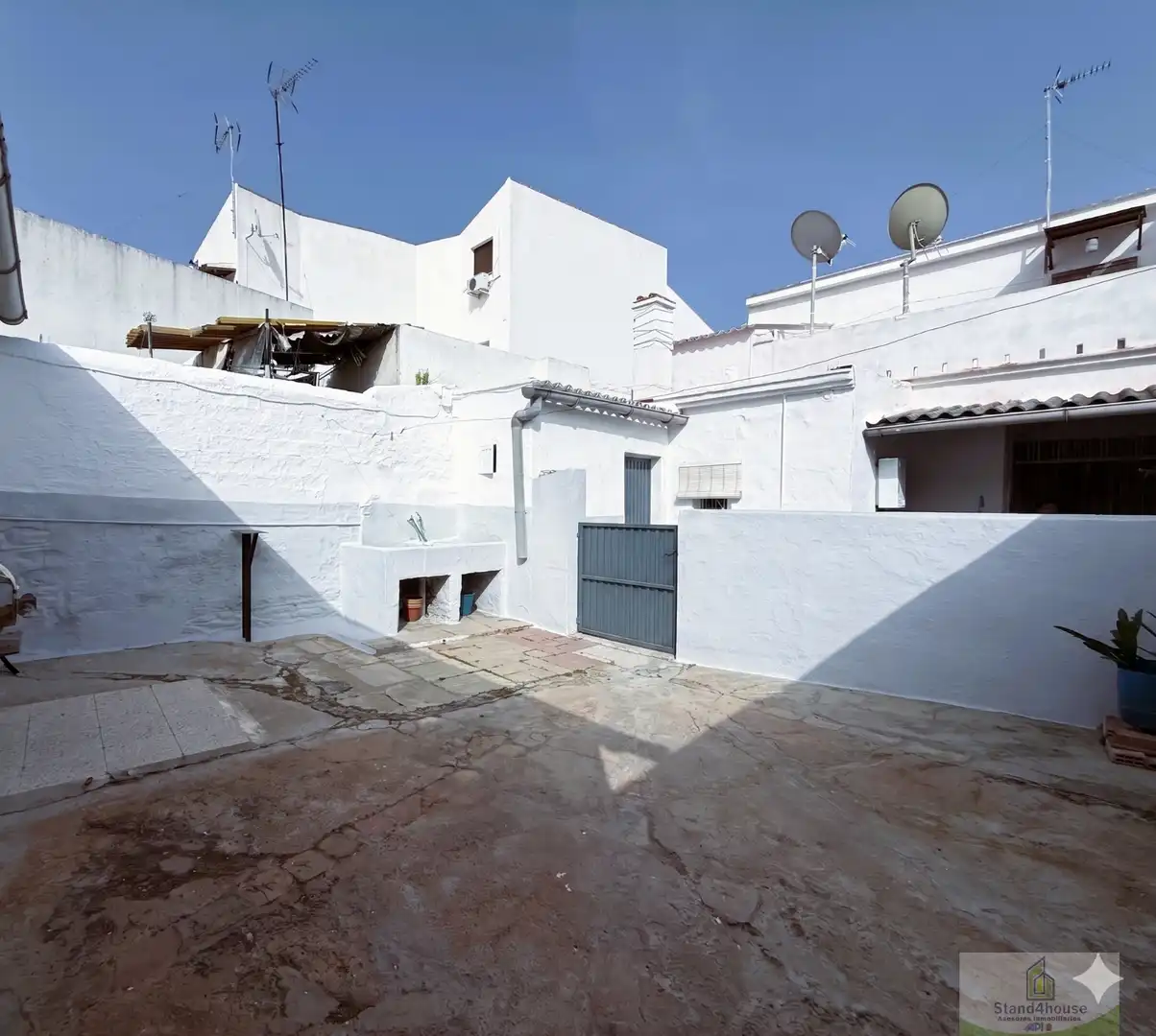 Vista exterior de Casa adosada en venda en Gibraleón amb Terrassa i Traster