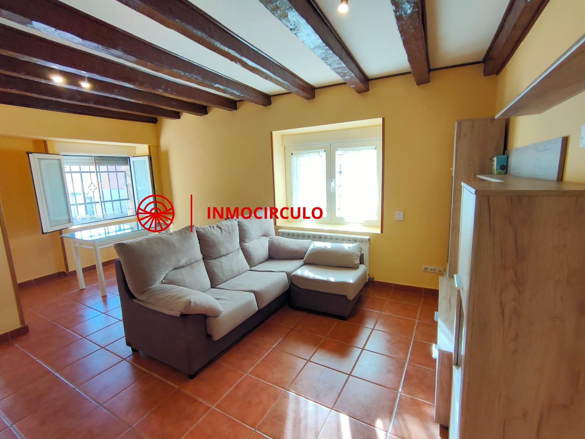 Sala d'estar de Casa adosada en venda en Albillos amb Calefacció i Jardí privat
