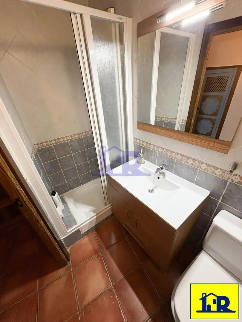 Baño de Piso de alquiler en Cuenca con Calefacción, Terraza y Amueblado