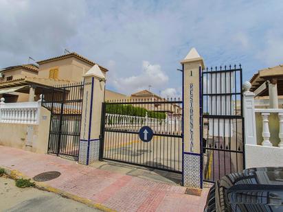 Vista exterior de Casa adosada en venda en Torrevieja amb Aire condicionat, Terrassa i Piscina