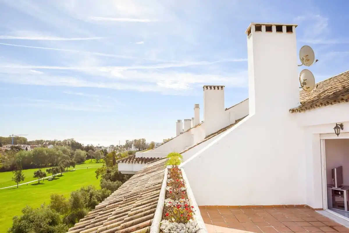 Vista exterior de Dúplex de alquiler en Marbella con Terraza y Piscina comunitaria
