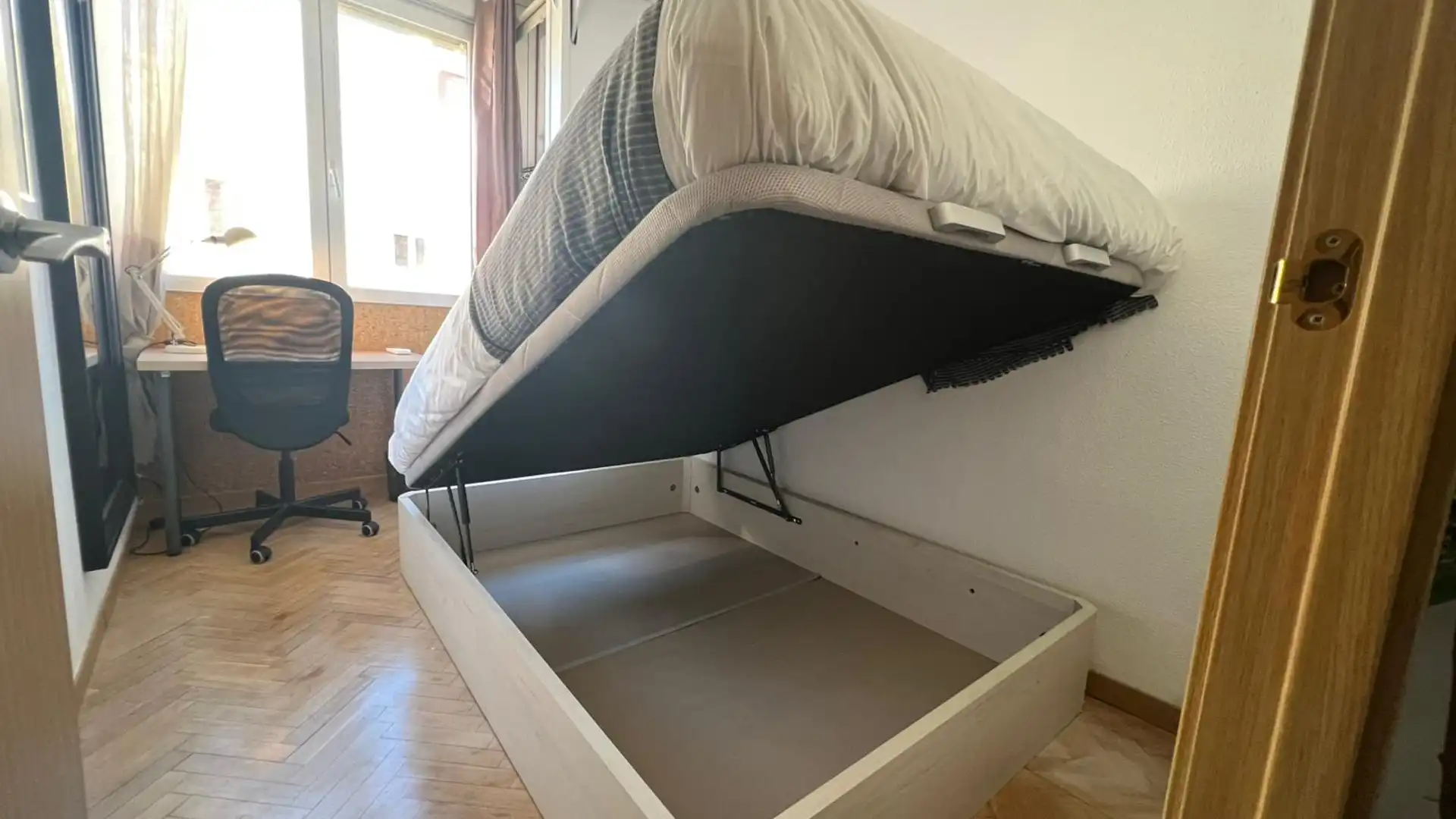 Bedroom of Flat for share in  Madrid Capital  with Air Conditioner, Heating and Furnished