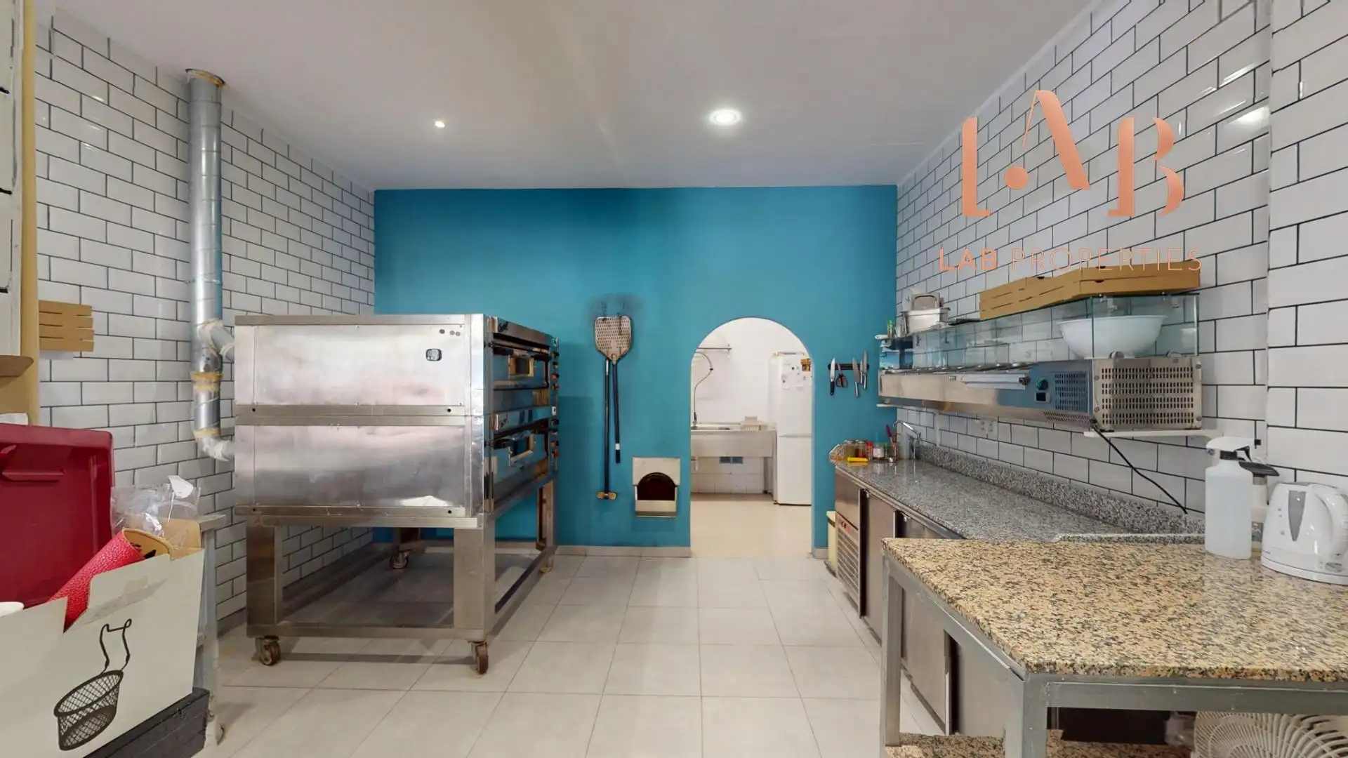 Cuina de Local de lloguer en  Palma de Mallorca amb Aire condicionat i Moblat