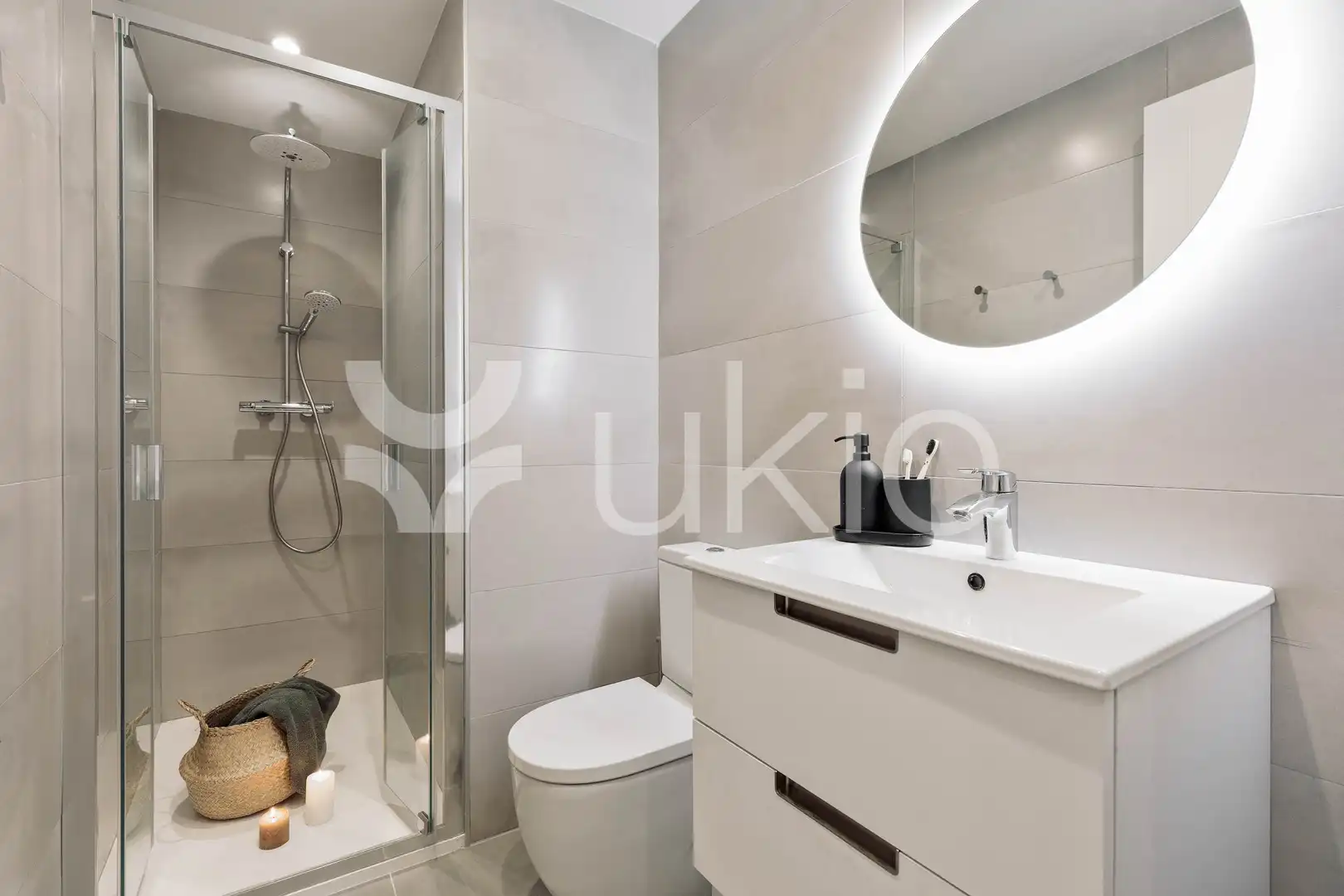 Baño de Apartamento de alquiler en Barcelona con Aire acondicionado, Calefacción y Amueblado