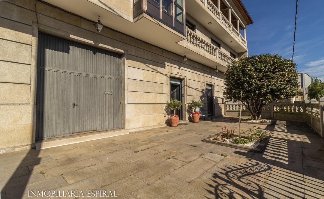 Vista exterior de Casa o xalet en venda en Pontevedra Capital  amb Calefacció, Jardí privat i Terrassa