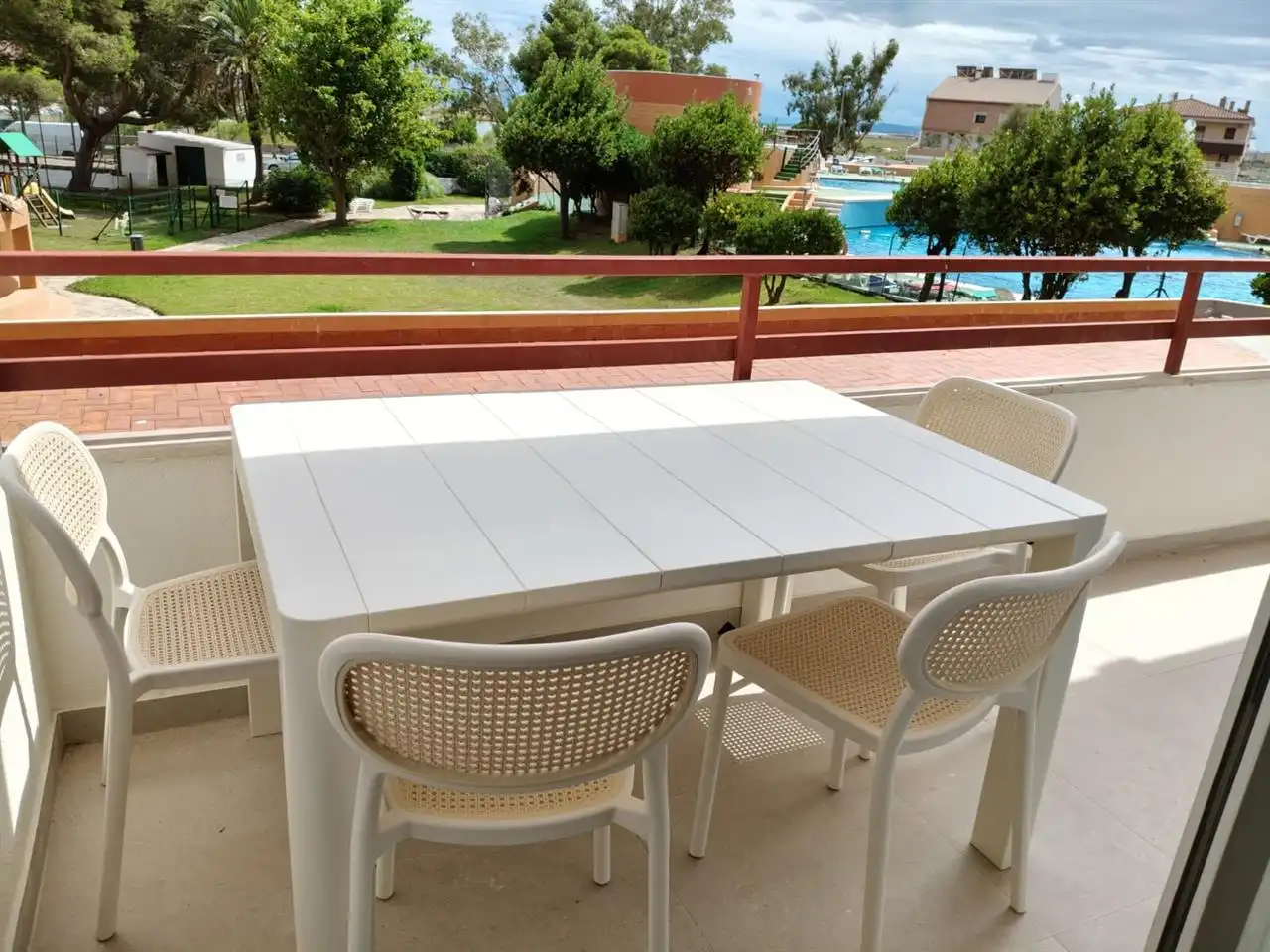 Terrasse von Erdgeschoss zum Verkauf in Roses mit Schwimmbad und Möbliert