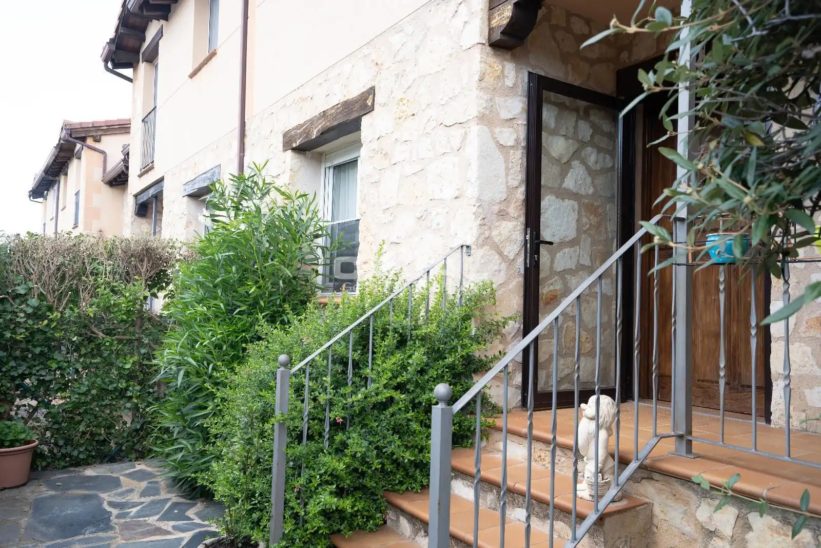 Vista exterior de Casa adosada en venta en Riaza con Calefacción y Jardín privado