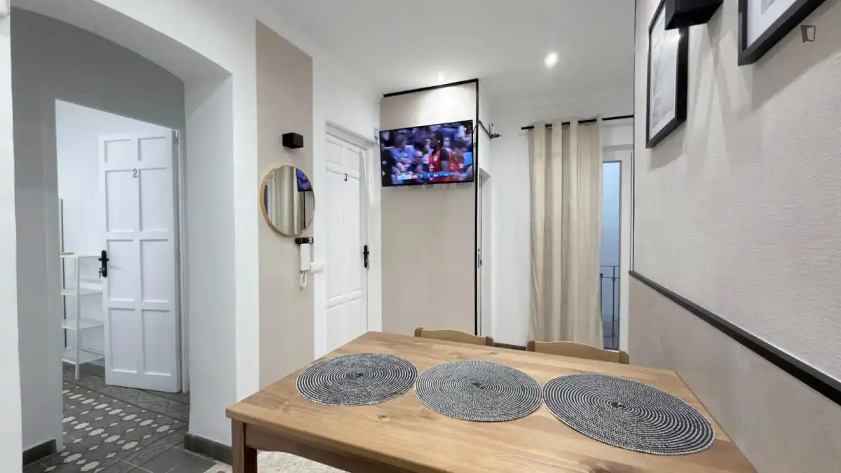 Menjador de Apartament per a compartir en Granada amb Moblat, Forn i Microones