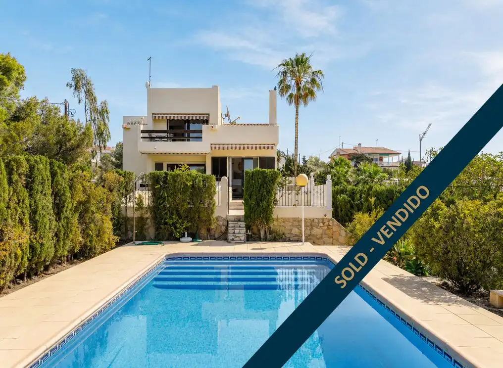 Vista exterior de Casa o xalet en venda en El Campello amb Aire condicionat, Jardí privat i Terrassa
