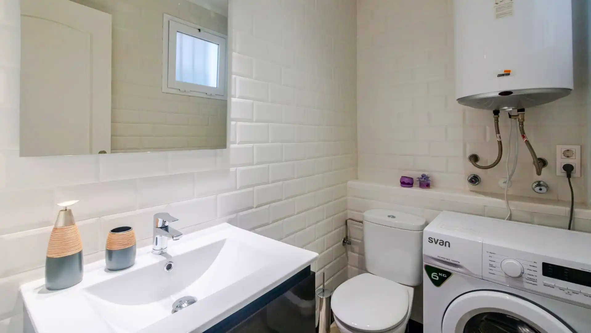 Badezimmer von Dachboden zum Verkauf in Manilva mit Klimaanlage, Terrasse und Schwimmbad