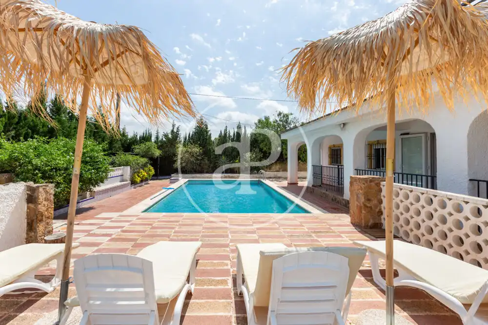Vista exterior de Casa o xalet en venda en La Pobla de Vallbona amb Aire condicionat, Calefacció i Jardí privat