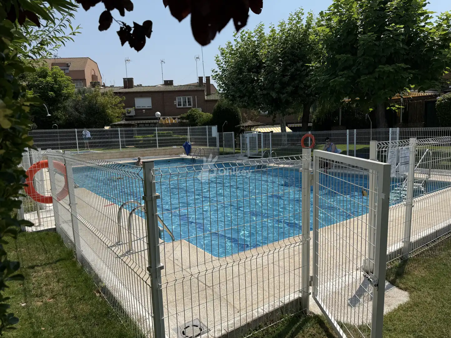 Piscina de Casa adosada en venda en Majadahonda amb Aire condicionat, Calefacció i Jardí privat