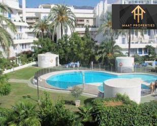 Vista exterior de Àtic de lloguer en Marbella amb Aire condicionat i Piscina