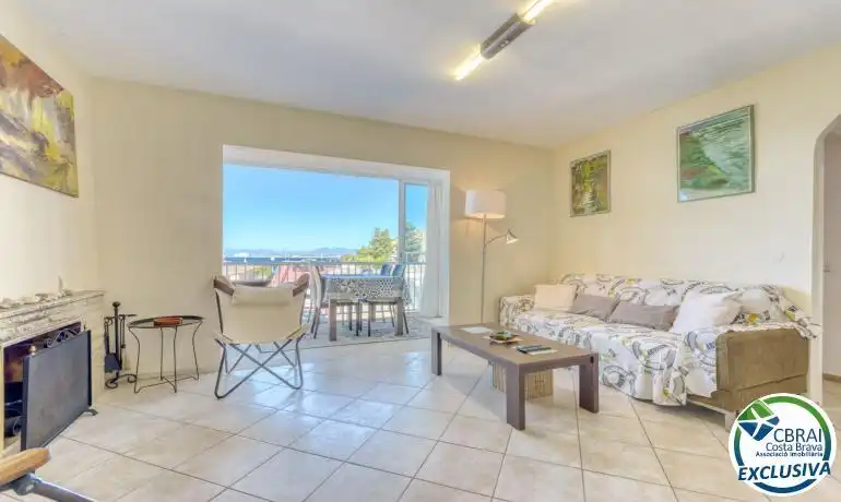 Sala de estar de Piso en venta en Roses con Jardín privado, Terraza y Piscina