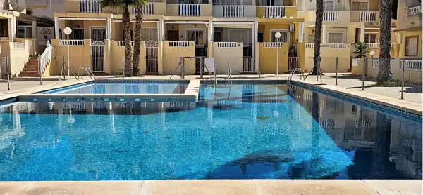 Doppelhaushälfte mit Pool zum Verkauf in Playa del Cura