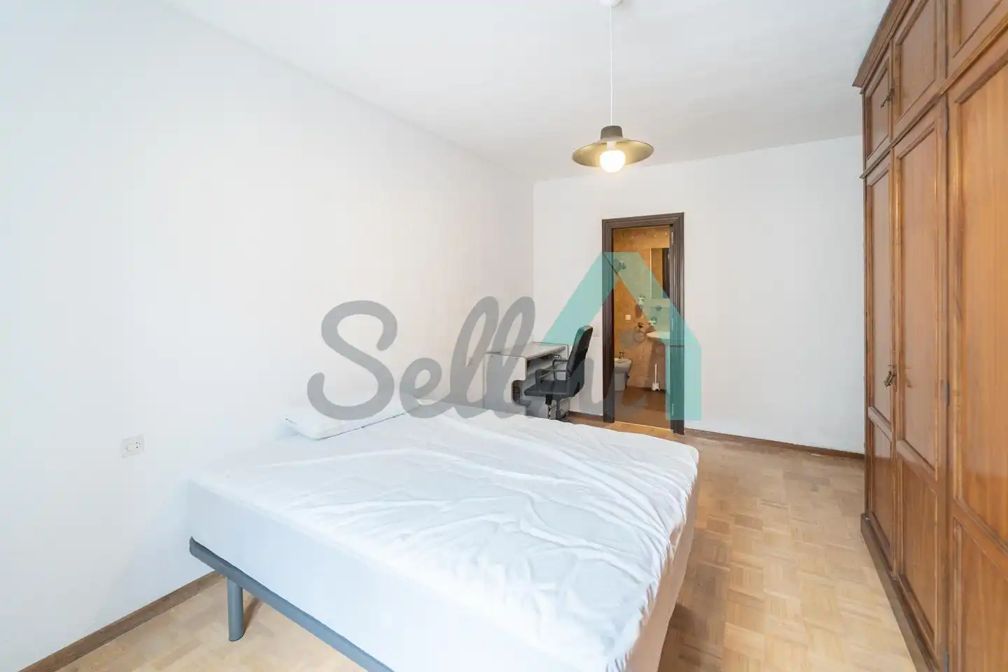 Bedroom of Flat for share in Oviedo   with Heating, Parquet flooring and Furnished
