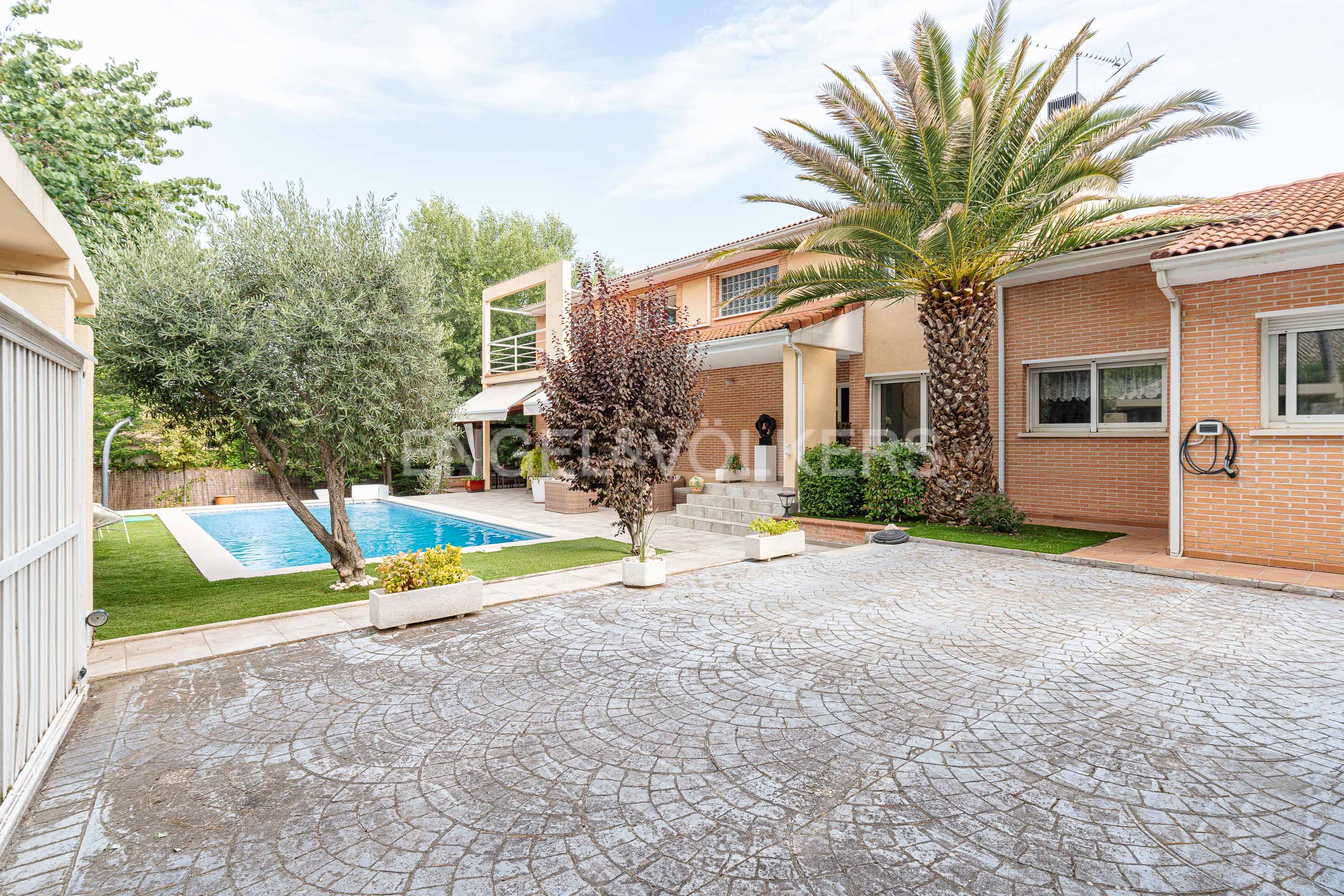 Vista exterior de Casa o chalet en venta en Majadahonda con Calefacción, Jardín privado y Terraza