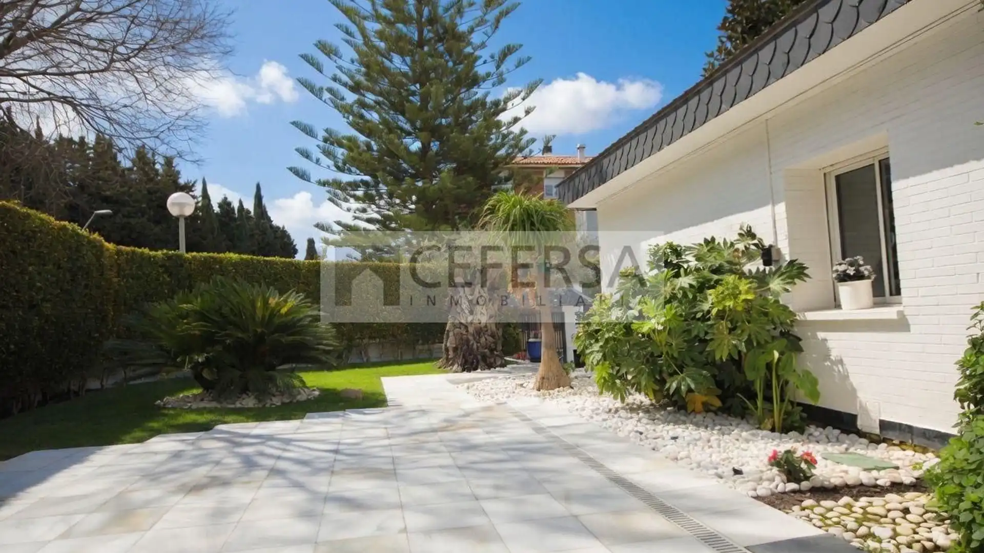 Exterior view of Single-family semi-detached for sale in  Barcelona Capital  with Air Conditioner, Heating and Private garden