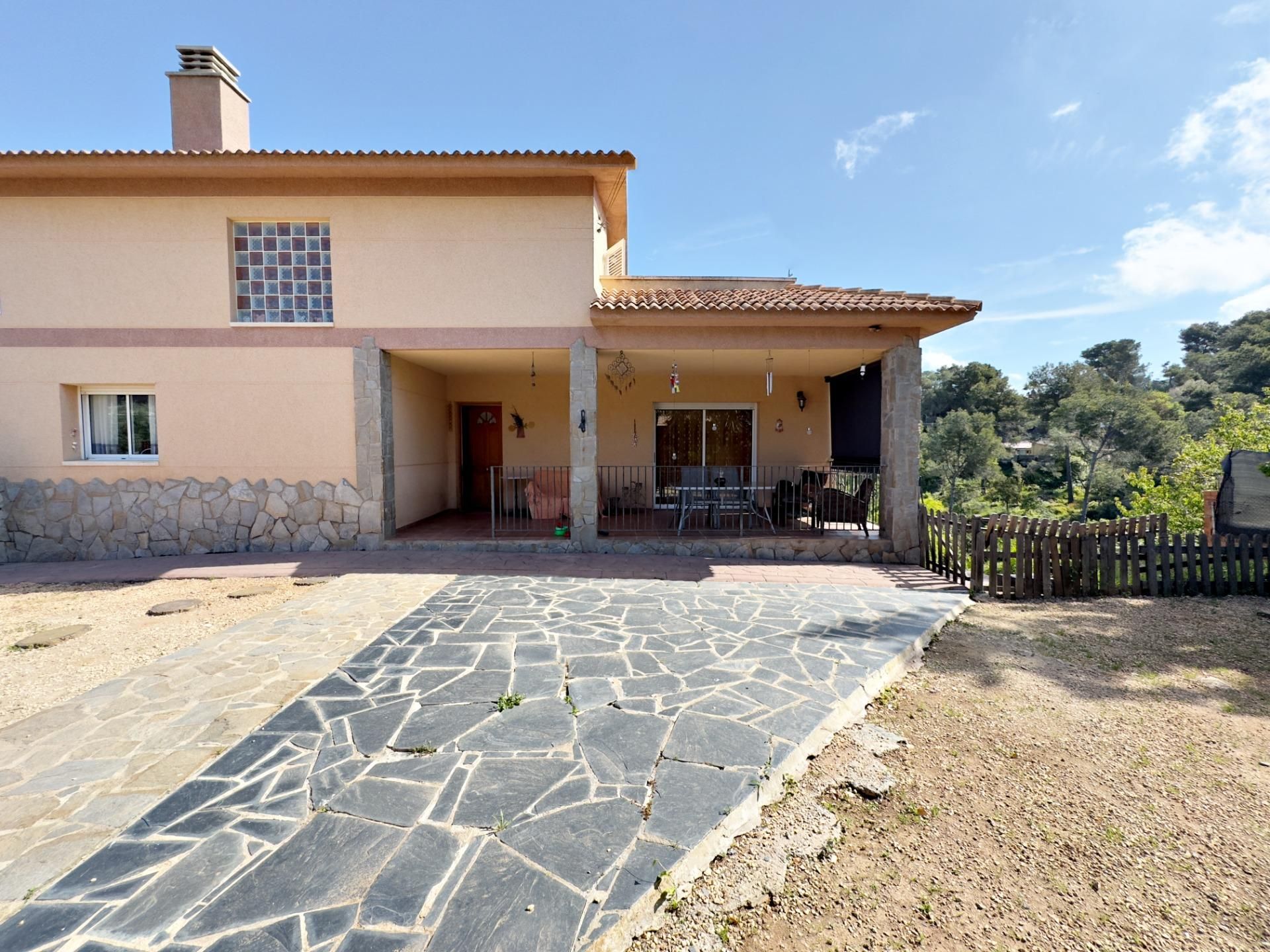 Vista exterior de Casa o xalet en venda en Vallirana amb Calefacció, Jardí privat i Terrassa