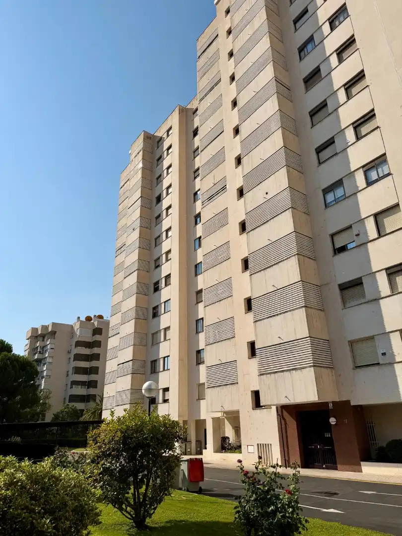 Vista exterior de Pis en venda en Madrid amb Aire condicionat, Calefacció i Jardí privat