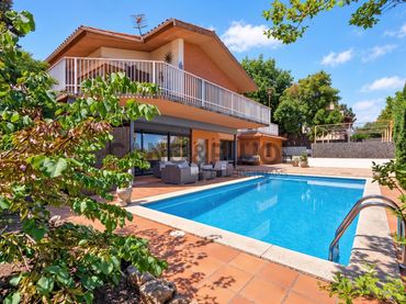 Casa amb piscina en venda a Caldes de Montbui
