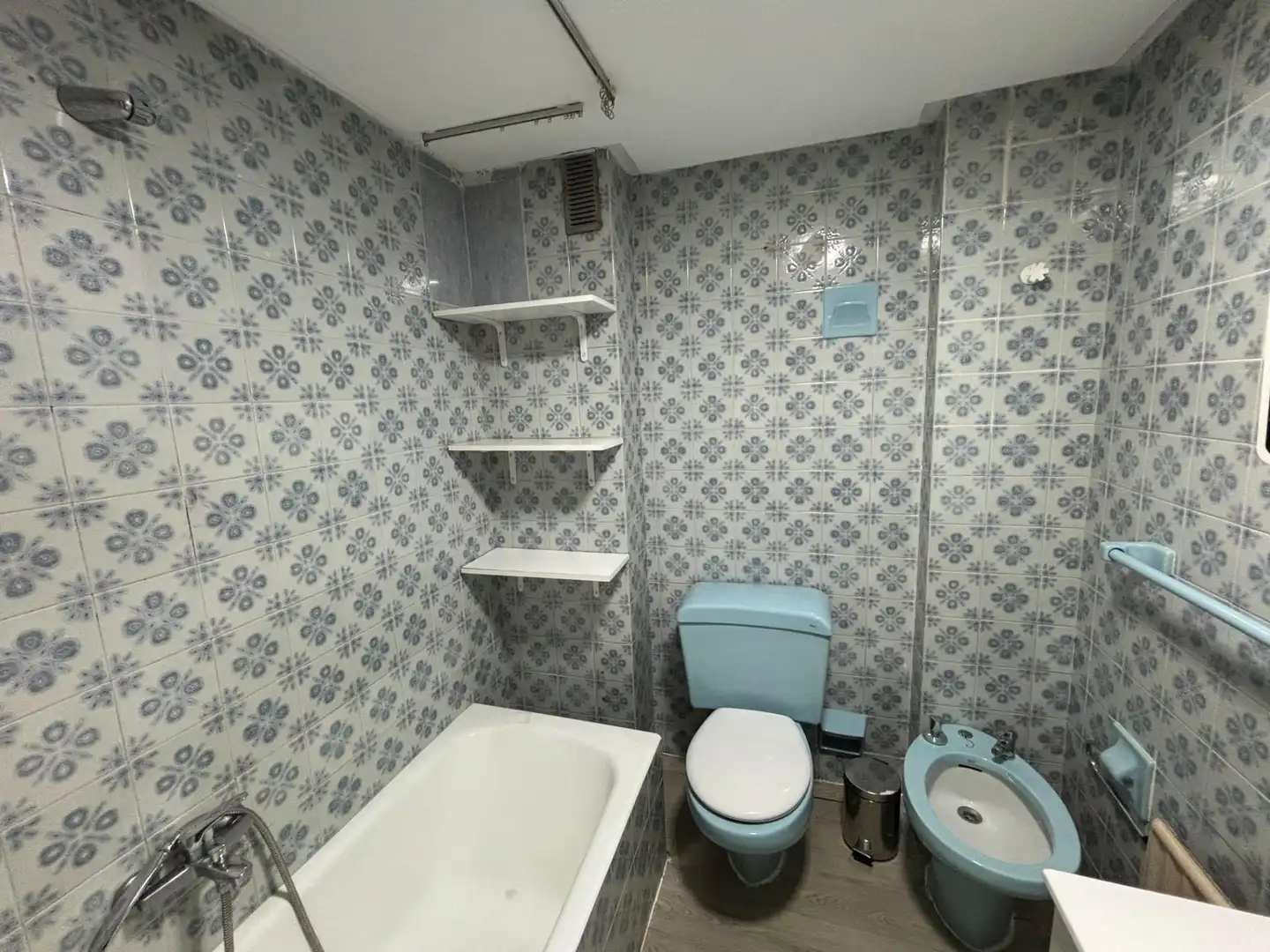 Baño de Piso para compartir en Granada con Calefacción y Amueblado