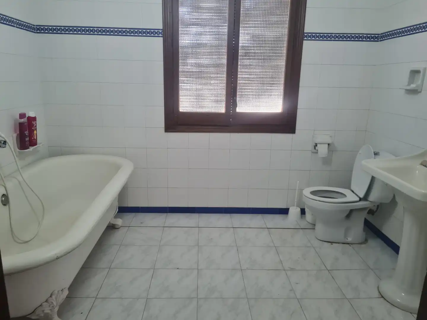 Badezimmer von Country house zum Verkauf in Cantillana mit Privatgarten, Terrasse und Schwimmbad