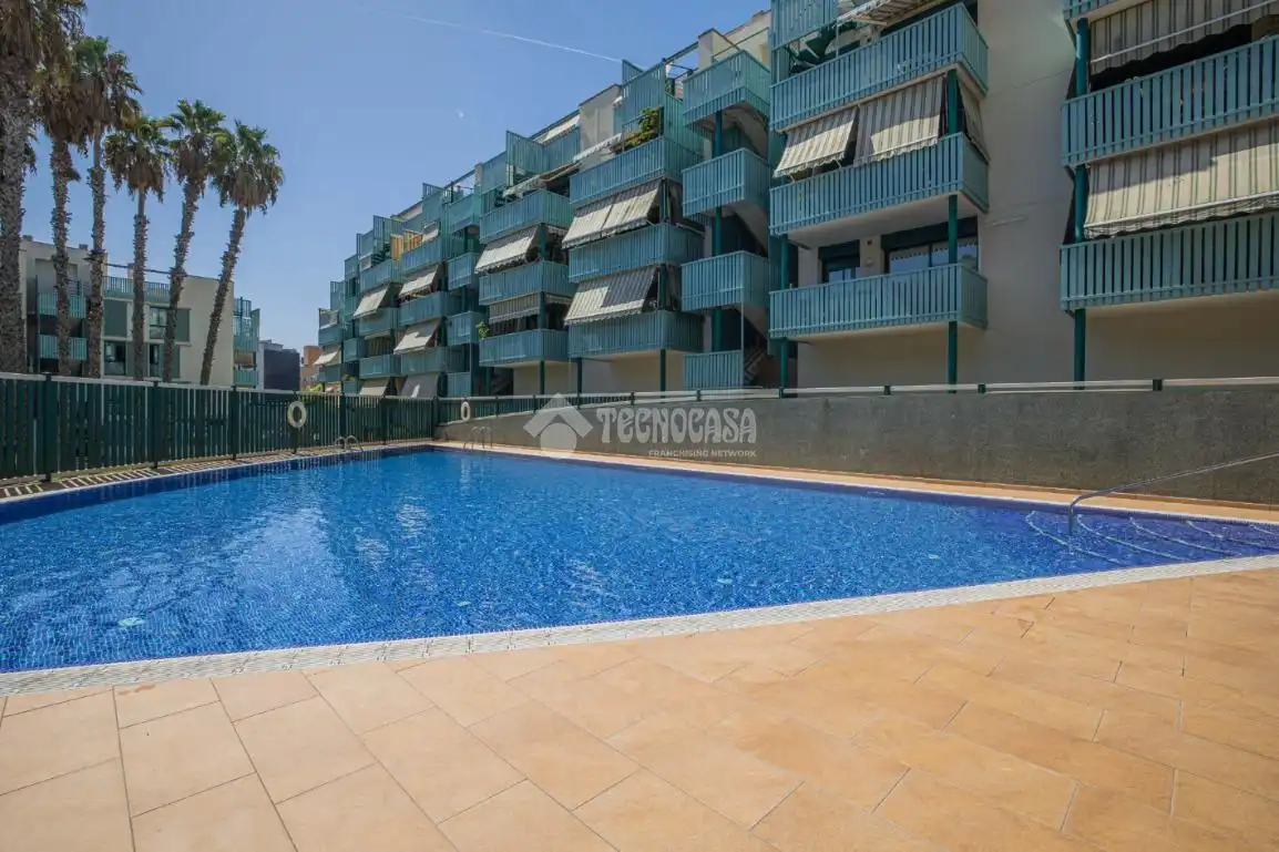 Swimming pool of Flat for sale in Badalona  with Air Conditioner, Heating and Parquet flooring