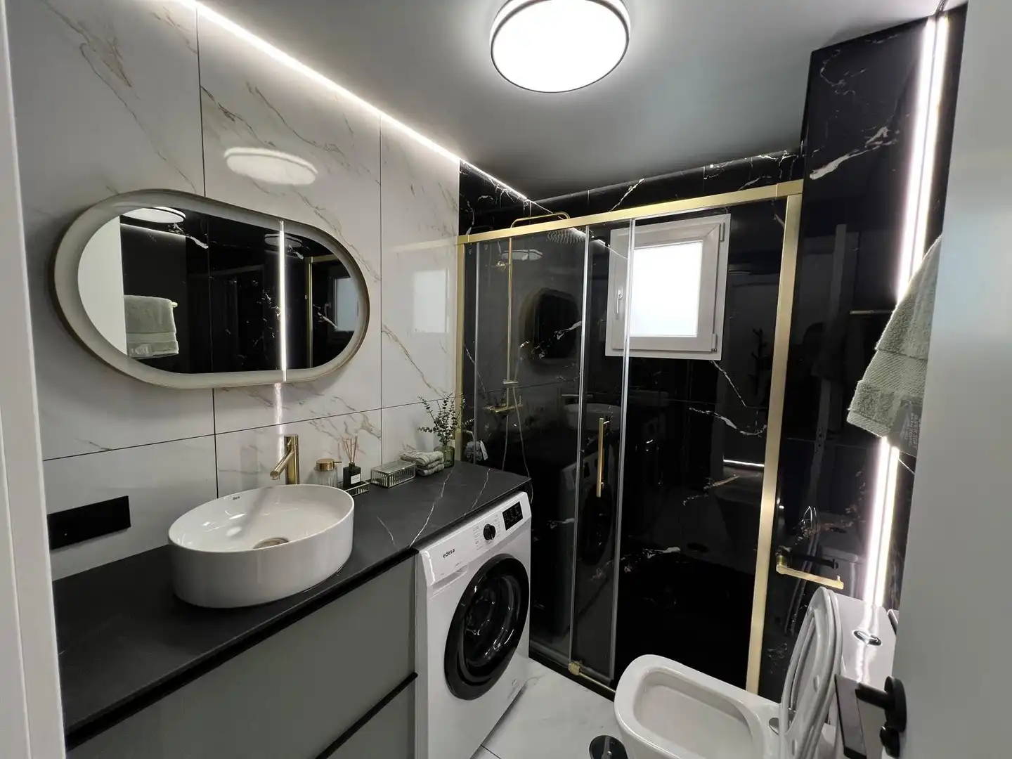 Baño de Apartamento de alquiler en Torrevieja con Aire acondicionado, Calefacción y Terraza