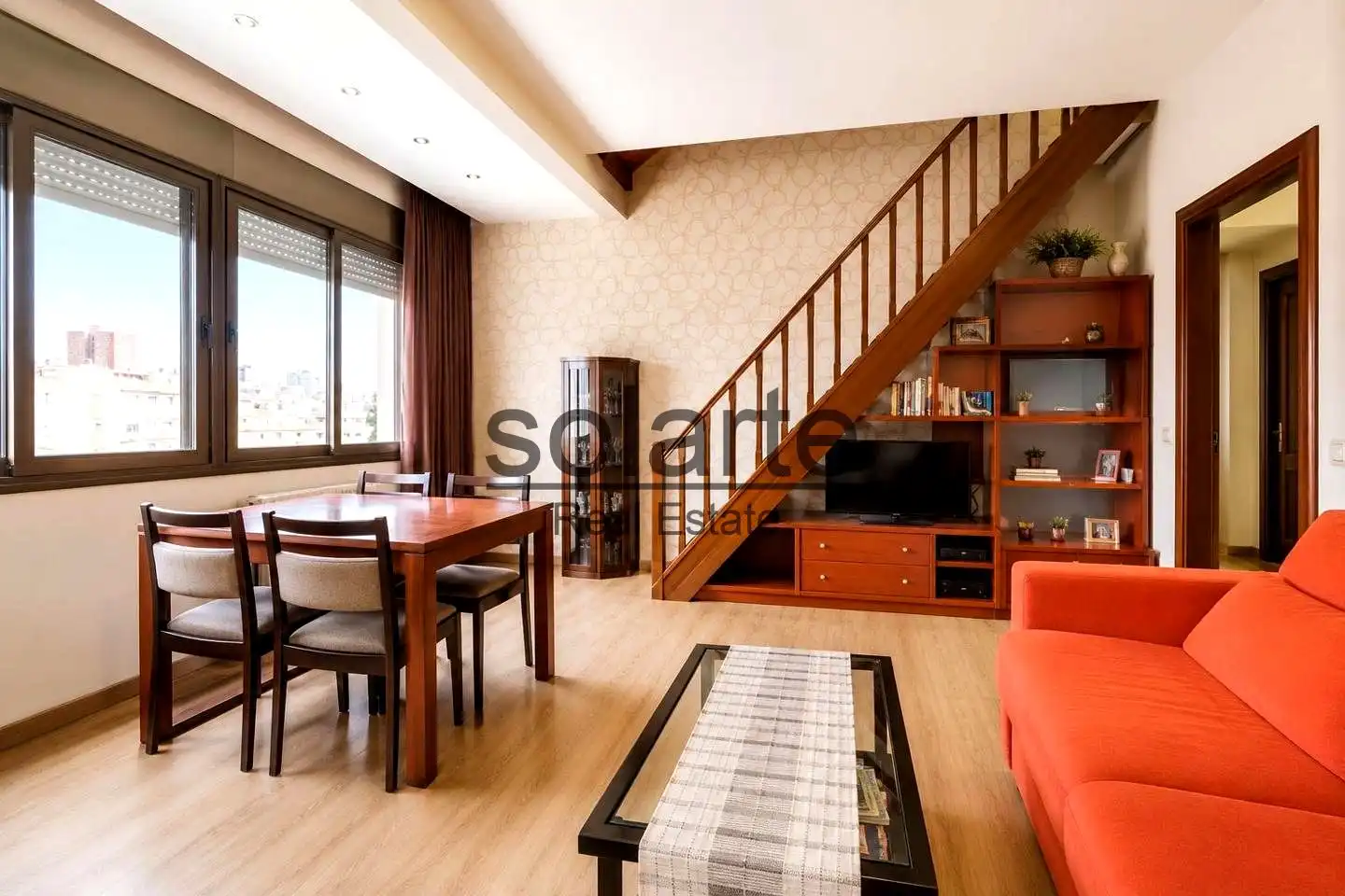 Sala d'estar de Dúplex en venda en L'Hospitalet de Llobregat amb Aire condicionat i Terrassa