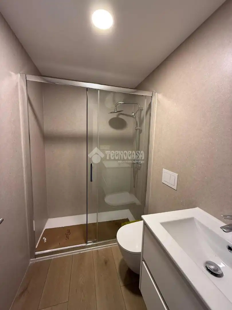 Badezimmer von Wohnung zur Miete in Camas mit Terrasse und Abstellraum