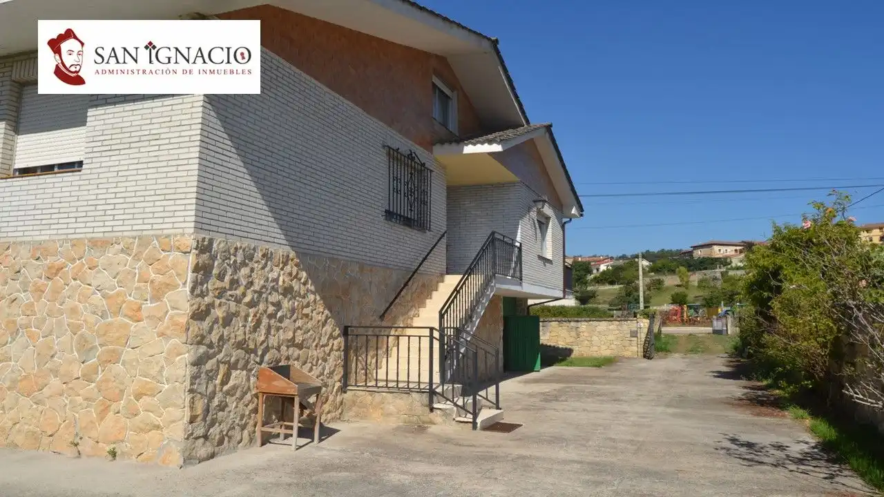 Vista exterior de Casa o xalet en venda en Valle de Tobalina amb Calefacció, Jardí privat i Terrassa