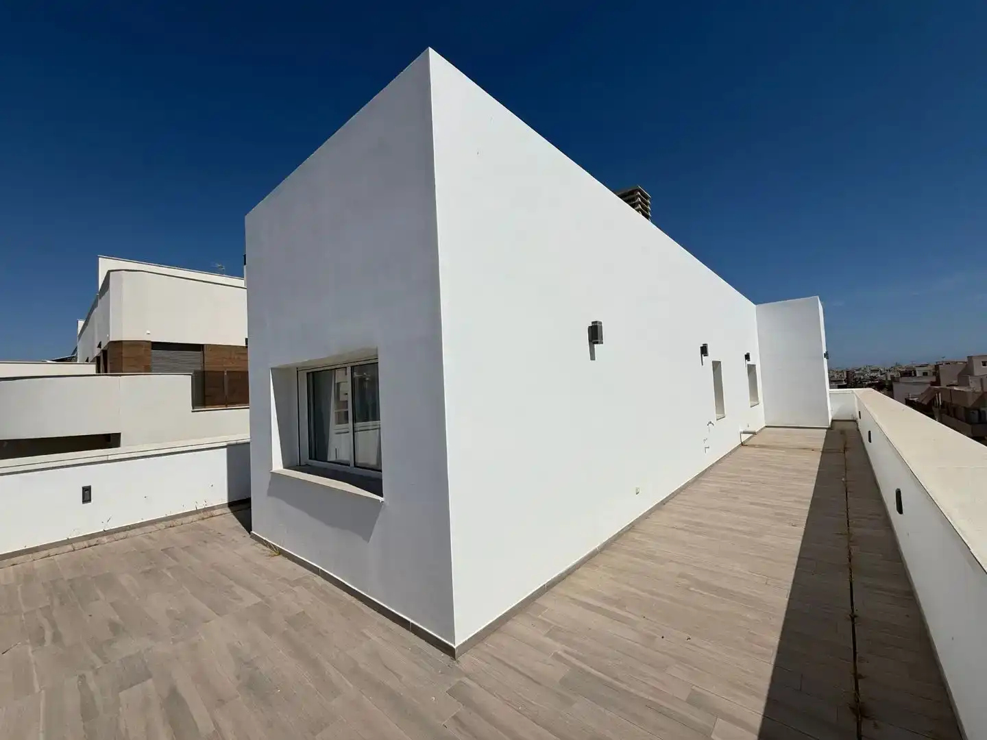Vista exterior de Àtic de lloguer en Torrevieja amb Aire condicionat