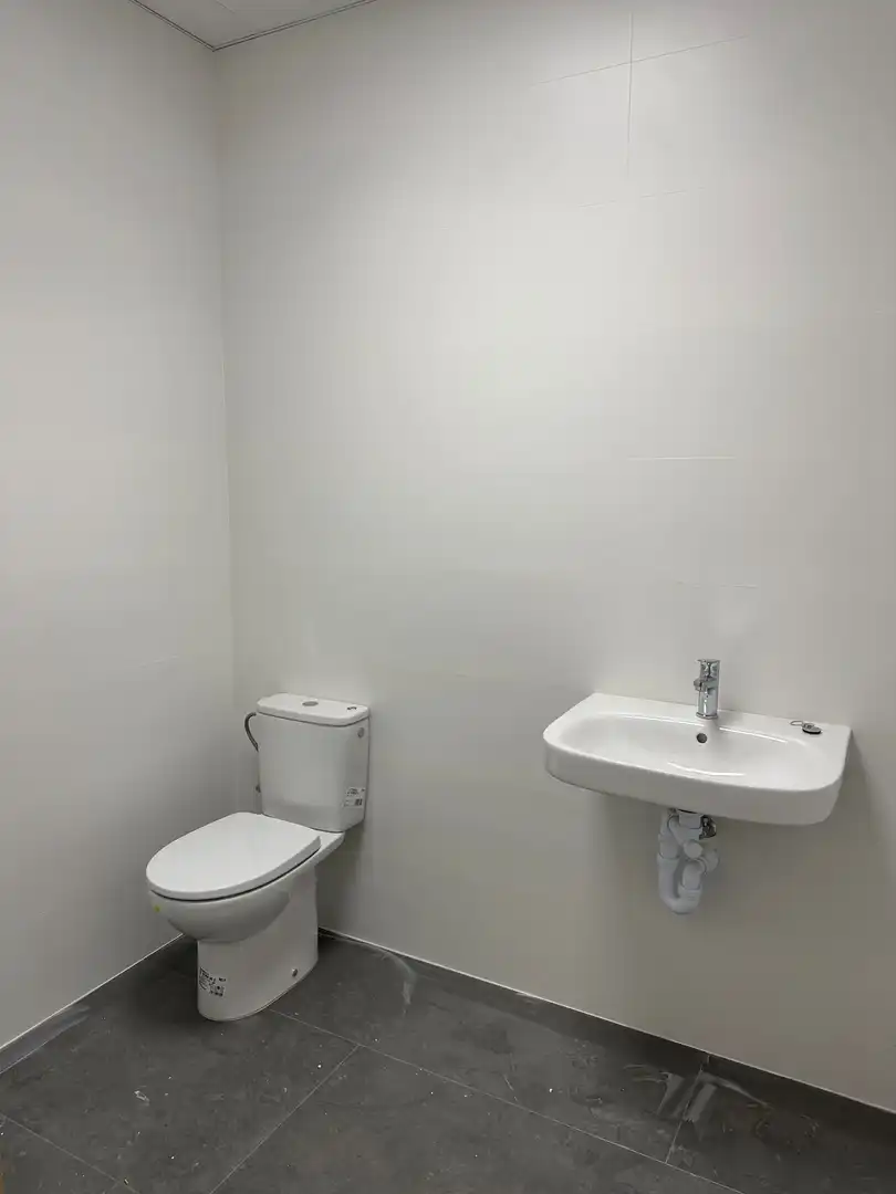 Baño de Nave industrial de alquiler en Marina de Cudeyo