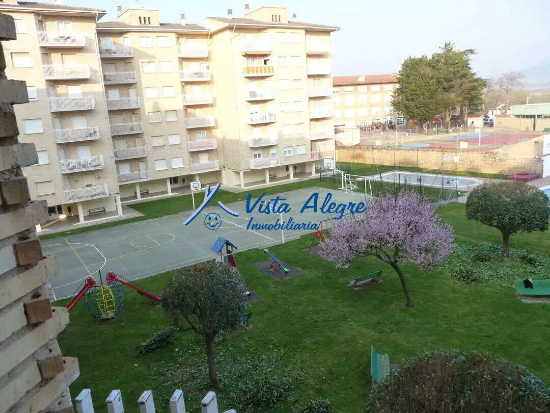Vista exterior de Piso de alquiler en Haro con Jardín privado, Terraza y Piscina