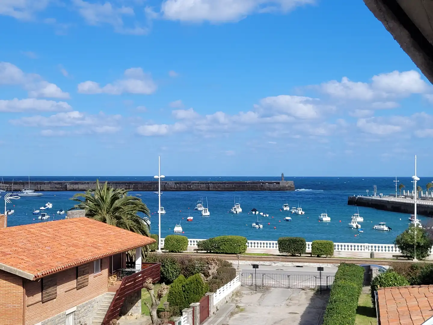 Vista exterior de Casa o chalet de alquiler en Castro-Urdiales con Calefacción, Jardín privado y Parquet