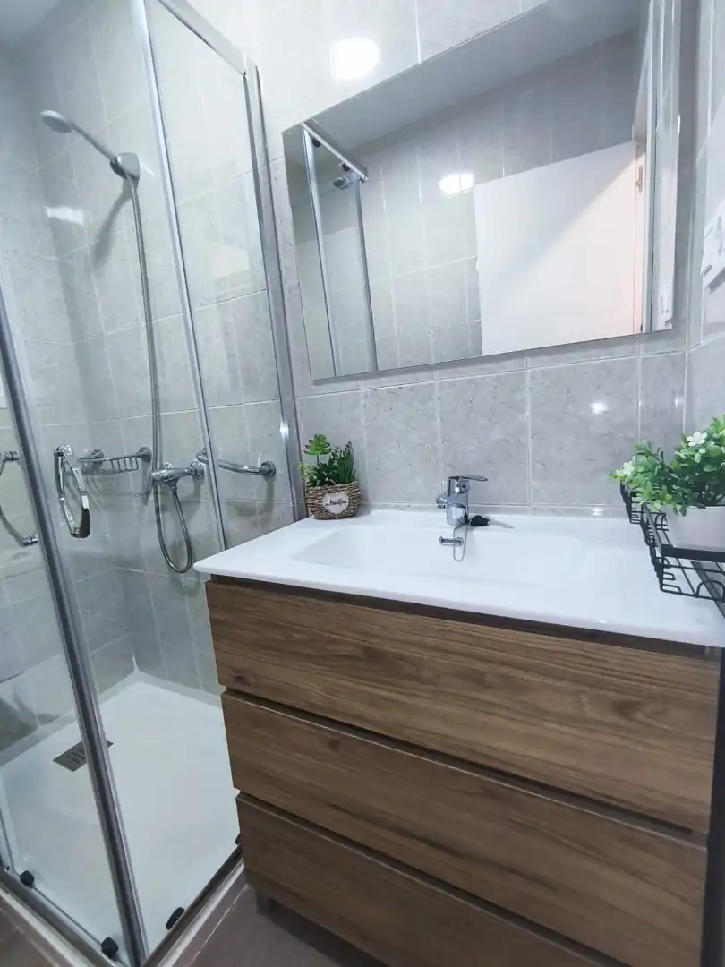 Bathroom of Flat for share in Madrid  with Heating, Furnished and Washing machine