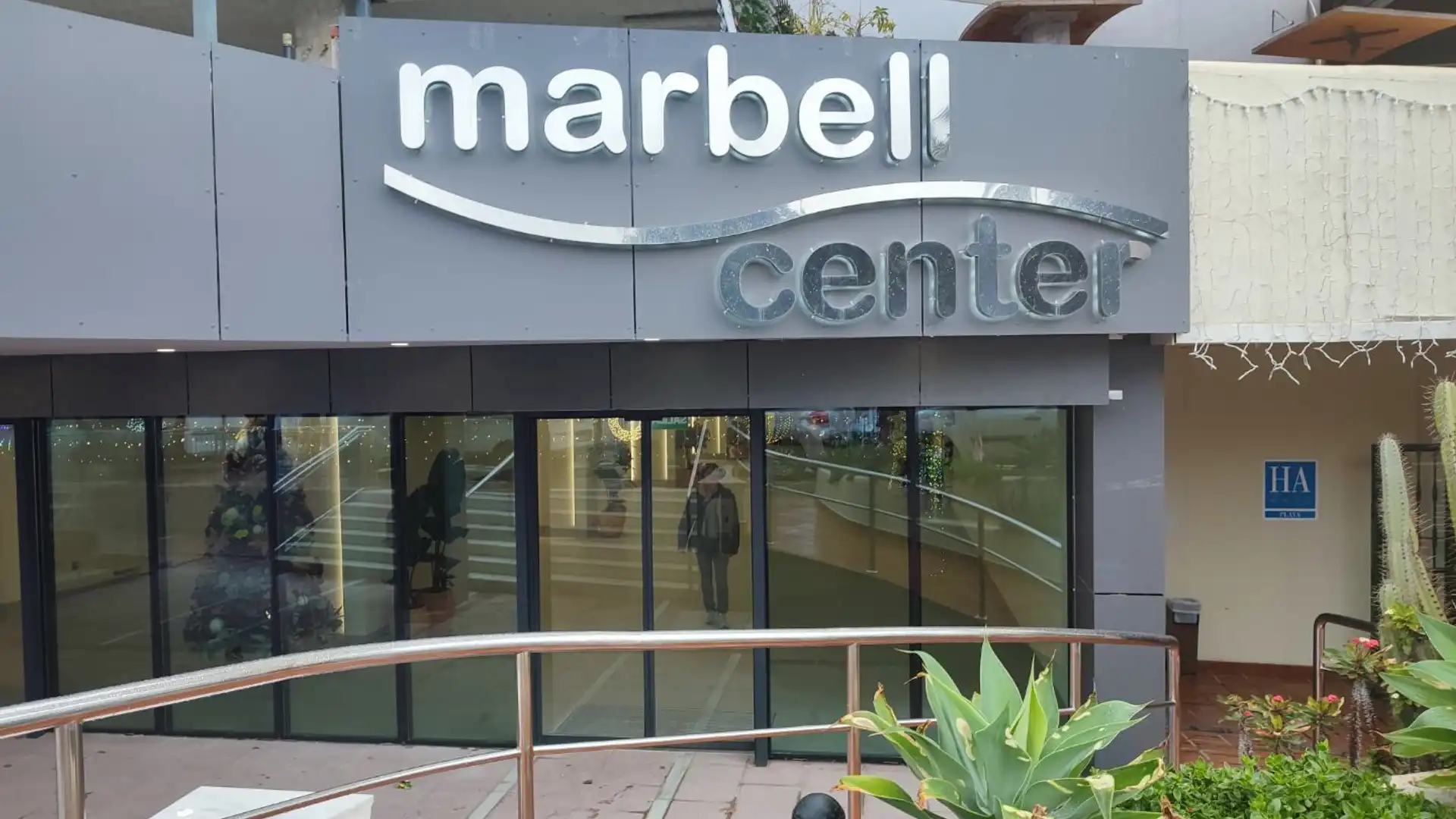 Vista exterior de Local en venda en Marbella amb Aire condicionat i Calefacció